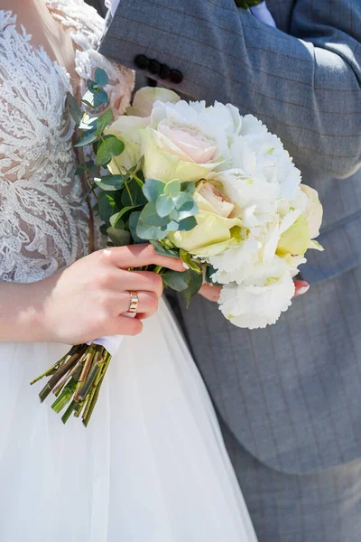 Hände Der Braut Nahaufnahme Mit Einem Strauß Frischer Schöner Blumen — Stockfoto