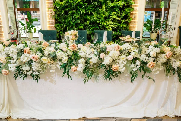 Decoración Mesa Boda Para Recién Casados Decoraciones Con Flores Frescas — Foto de Stock