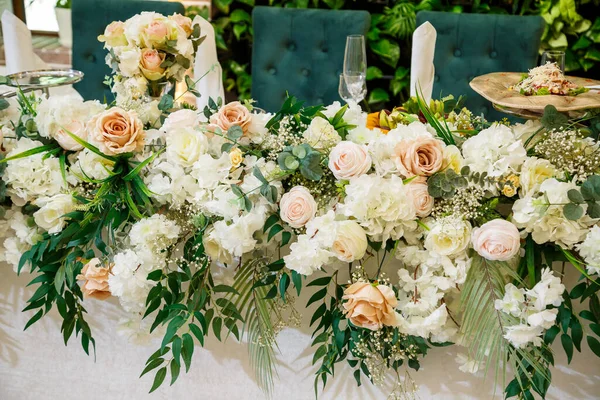 Decoración Mesa Boda Para Recién Casados Decoraciones Con Flores Frescas — Foto de Stock