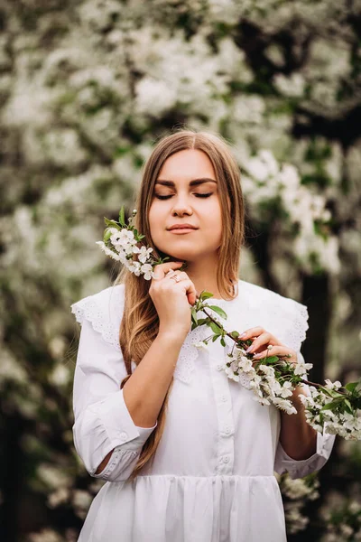 Kar Beyazı Elbiseli Sarışın Genç Bir Kadının Portresi Çiçek Açan — Stok fotoğraf