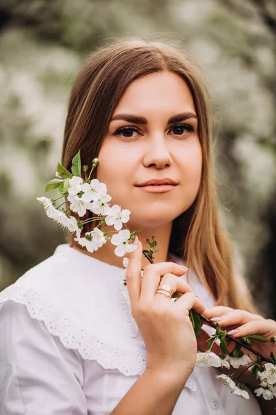 Kar Beyazı Elbiseli Sarışın Genç Bir Kadının Portresi Çiçek Açan — Stok fotoğraf