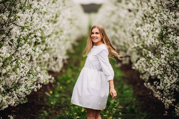 Bahar Parkında Çiçek Açan Beyaz Ağacın Yanında Güzel Bir Kadın — Stok fotoğraf