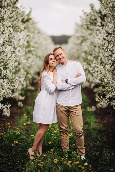 Krásný Mladý Pár Romantickém Místě Jarní Jablečný Sad Šťastný Radostný — Stock fotografie