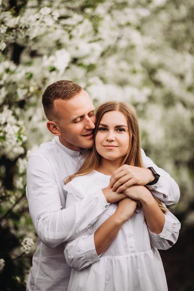 Casal Carinho Jovem Passeio Pomar Maçã Florescente Primavera Casal Feliz — Fotografia de Stock