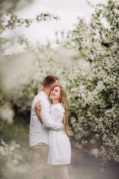 Счастливая Семейная Пара Влюблена Весенний Цветущий Яблоневый Сад Счастливая Семья — стоковое фото