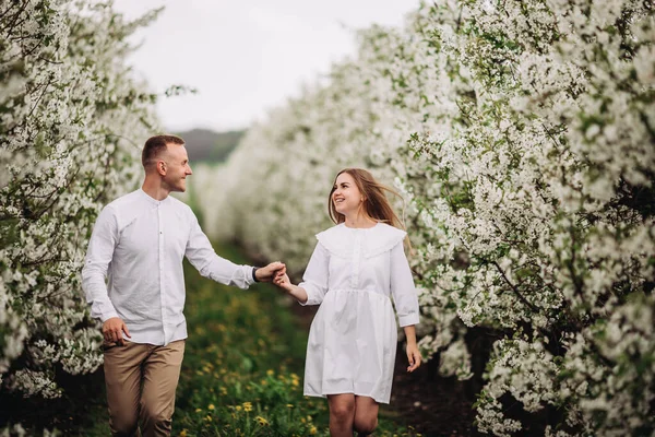 Gelukkig Familie Koppel Lente Bloeiende Appelboomgaard Jong Verliefd Stel Genieten — Stockfoto