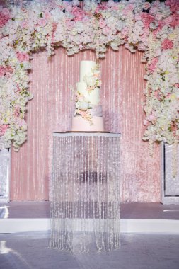 Tatil için nefis tatlı katmanlı taze pasta ve güzel süslemeler.