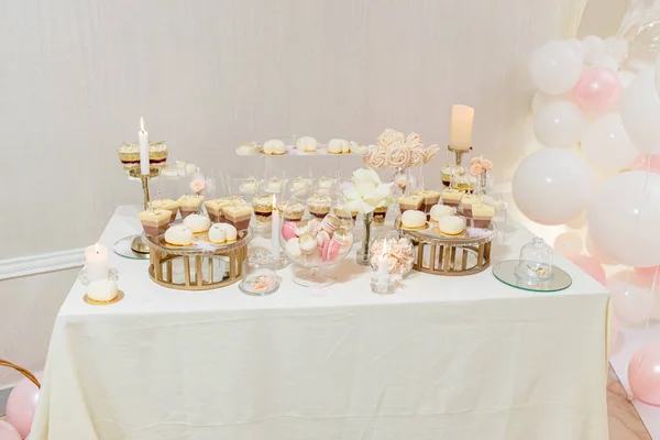 Candy Bar Wedding Cake Table Sweets Buffet Cupcakes Candies Dessert — Stock Photo, Image