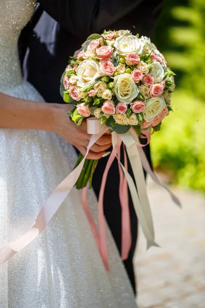 Handen Van Bruid Close Met Een Boeket Verse Mooie Bloemen — Stockfoto