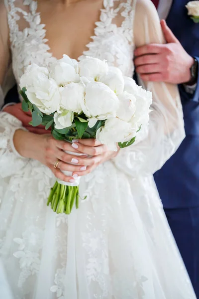 Hände Der Braut Nahaufnahme Mit Einem Strauß Frischer Schöner Blumen — Stockfoto