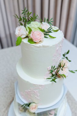 Tatil için nefis tatlı katmanlı taze pasta ve güzel süslemeler.