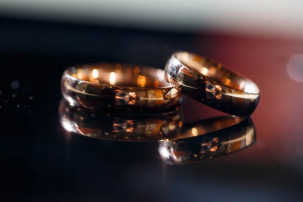 Anillos Boda Con Gotitas Agua Conjunto Anillos Compromiso Hermoso Fondo — Foto de Stock