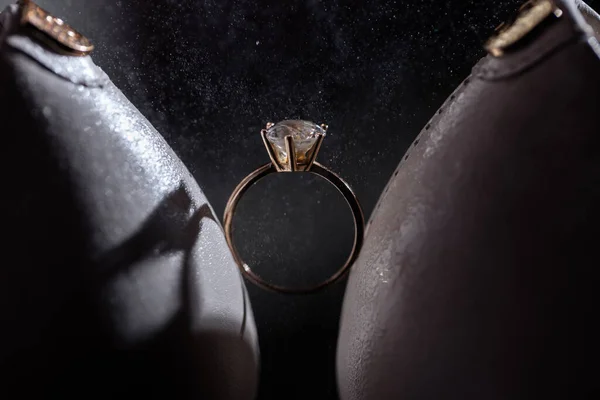 Anillo Oro Novia Con Guijarro Entre Zapatos Blancos Con Tacones — Foto de Stock