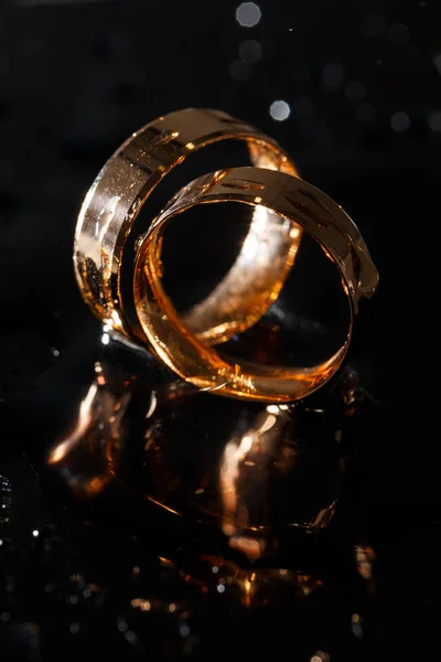Anéis Casamento Com Gotas Água Conjunto Anel Noivado Fundo Prata — Fotografia de Stock