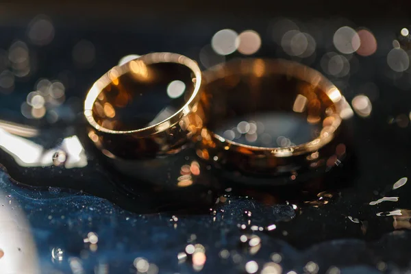Trouwringen Met Waterdruppels Verlovingsring Set Prachtige Zilveren Achtergrond Met Trouwringen — Stockfoto