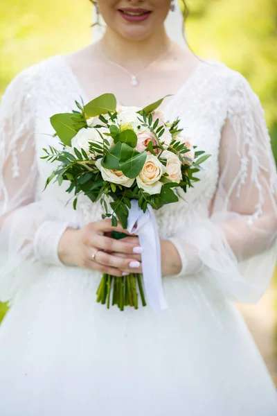 Mãos Noiva Fecham Com Buquê Belas Flores Frescas Atributo Noiva — Fotografia de Stock