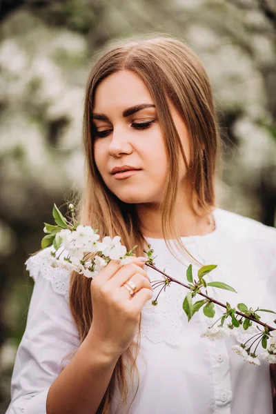 Portrait Une Jeune Femme Aux Cheveux Blonds Robe Blanche Comme — Photo