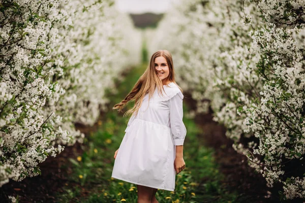 Bahar Parkında Çiçek Açan Beyaz Ağacın Yanında Güzel Bir Kadın — Stok fotoğraf