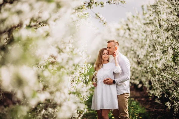 Jovem Casal Feliz Apaixonado Está Jardim Macieiras Florescentes Homem Com — Fotografia de Stock