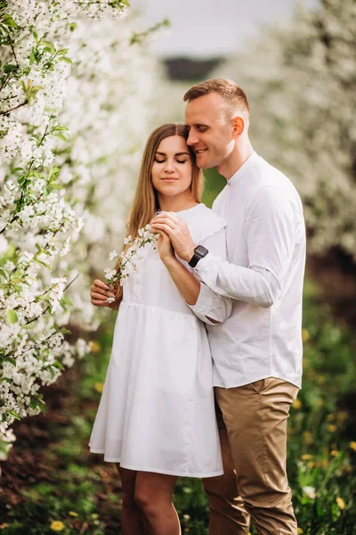 Šťastný Mladý Zamilovaný Pár Stojí Zahradě Kvetoucích Jabloní Muž Bílé — Stock fotografie