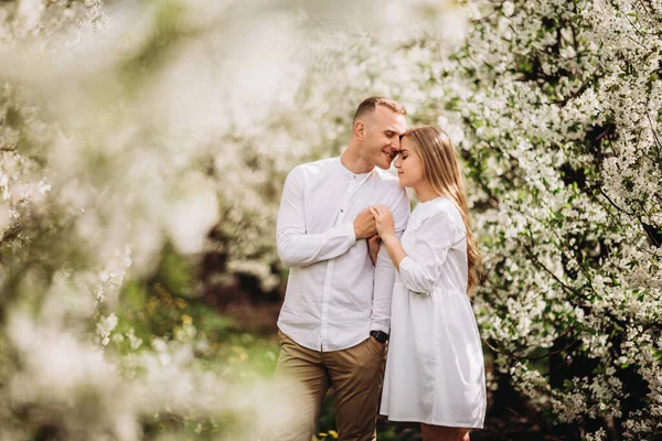 Jovem Casal Feliz Apaixonado Está Jardim Macieiras Florescentes Homem Com — Fotografia de Stock