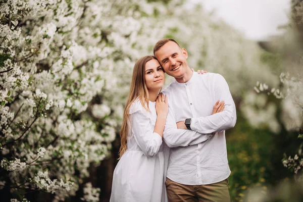 Fiatal Szerelmesek Sétálnak Egy Tavaszi Virágzó Almaültetvényen Boldog Házaspár Élvezik — Stock Fotó