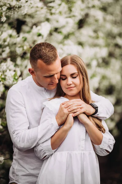 Pareja Joven Cariñosa Paseo Por Huerto Manzanas Flor Primavera Feliz —  Fotos de Stock