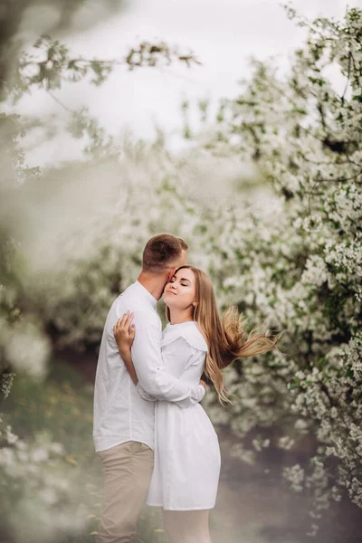 Felice Coppia Famiglia Innamorata Frutteto Mele Fiore Primaverile Famiglia Felice — Foto Stock