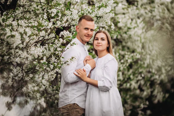 Gelukkig Familie Paar Verliefd Een Lente Bloeiende Appel Boomgaard Gelukkige — Stockfoto