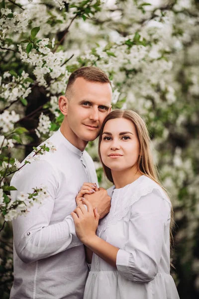 Glad Familj Par Kär Vårblommande Äppelträdgård Lycklig Familj Njuta Varandra — Stockfoto