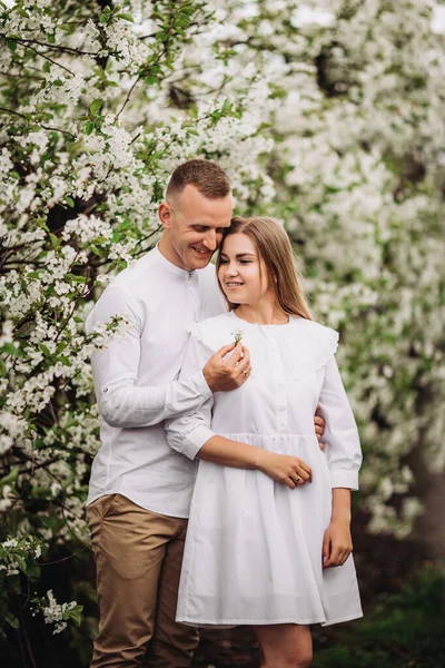 Casal Família Feliz Amor Pomar Maçã Florescente Primavera Família Feliz — Fotografia de Stock