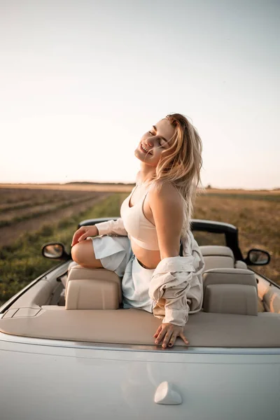 Lycklig Kvinna Sitter Vit Cabriolet Bil Med Vacker Utsikt — Stockfoto