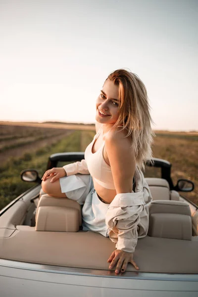 Lycklig Kvinna Sitter Vit Cabriolet Bil Med Vacker Utsikt — Stockfoto