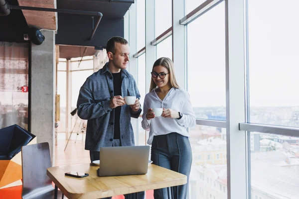 Dos Jóvenes Emprendedores Detrás Portátil Observan Una Presentación Oficina Discuten — Foto de Stock