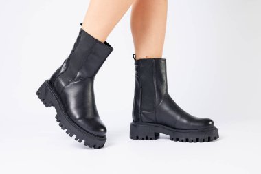 Gerçek deriden yapılmış kadınların siyah bahar çizmeleri çıplak ayakla giyilir.