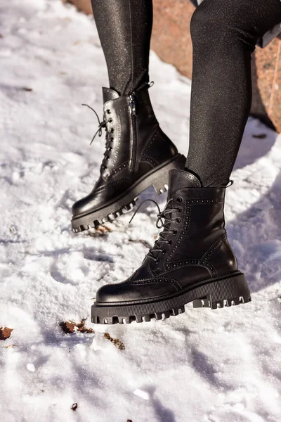 穿着时髦黑色靴子的女人 白雪公主 穿着时髦冬季皮靴的女腿 — 图库照片