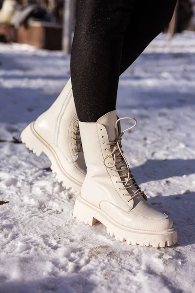 穿着时尚白靴的女人白雪公主 穿着时髦冬季皮靴的女腿 — 图库照片