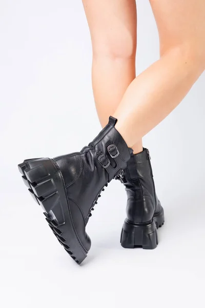 Pernas Uma Mulher Botas Couro Preto Uma Nova Coleção Fundo — Fotografia de Stock