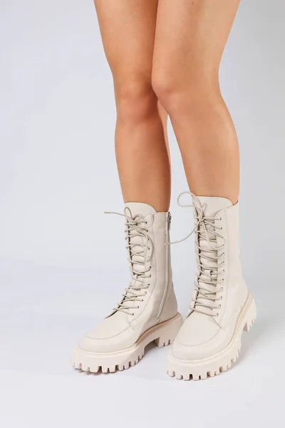 Pernas Mulher Uma Coleção Sapatos Brancos Couro Moda Fundo Branco — Fotografia de Stock