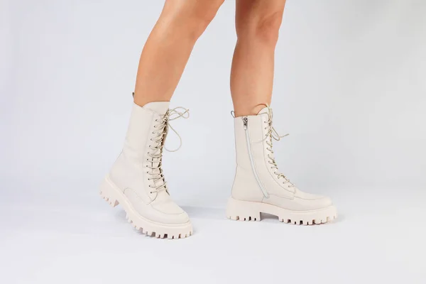 白い背景にファッショナブルな革の白い靴のコレクションの女性の足 女性の靴の春のコレクション — ストック写真