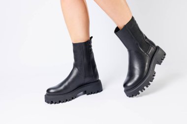 Gerçek deriden yapılmış kadınların siyah bahar çizmeleri çıplak ayakla giyilir.