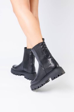 Gerçek deriden yapılmış kadınların siyah bahar çizmeleri çıplak ayakla giyilir.