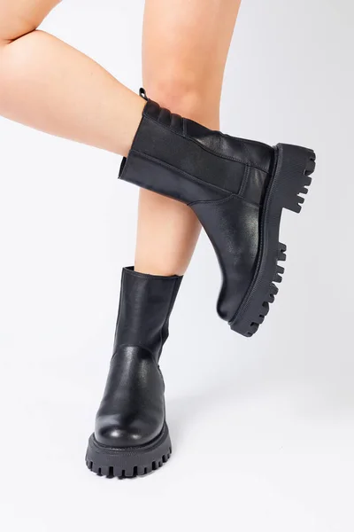 Vrouwen Zwarte Lente Laarzen Gemaakt Van Echt Leer Zijn Gekleed — Stockfoto