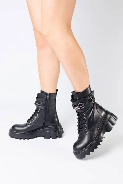 Pernas Uma Mulher Botas Couro Preto Uma Nova Coleção Fundo — Fotografia de Stock