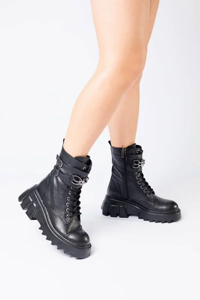一个穿着黑色皮靴的女人的腿从一个白色背景的新系列 一个穿着时髦皮靴的女孩的腿2022年春天 — 图库照片