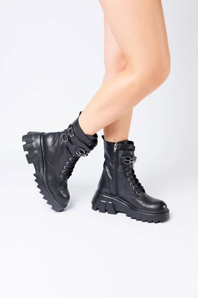 Las Piernas Mujer Las Botas Negras Cuero Una Nueva Colección —  Fotos de Stock