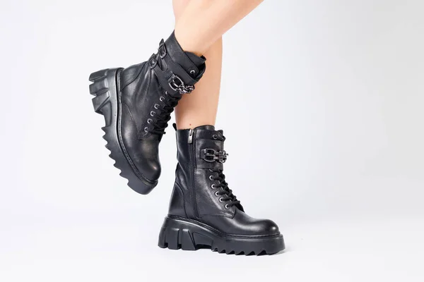 Nohy Ženy Černých Kožených Botách Nové Kolekce Bílém Pozadí Nohy — Stock fotografie