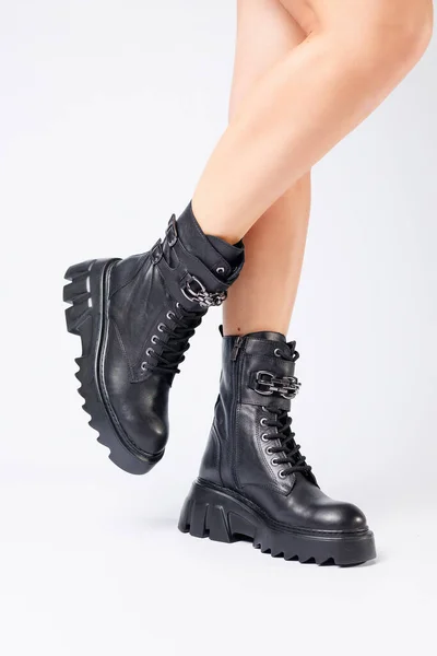 Nohy Ženy Černých Kožených Botách Nové Kolekce Bílém Pozadí Nohy — Stock fotografie