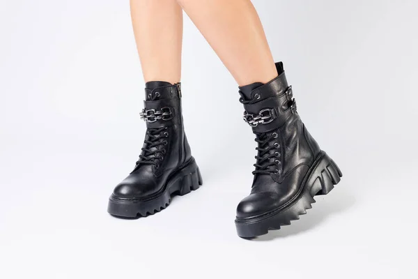 Las Piernas Mujer Las Botas Negras Cuero Una Nueva Colección — Foto de Stock