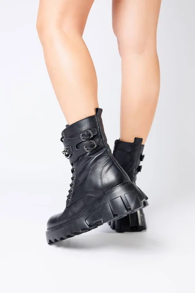 Ноги Жінки Чорних Шкіряних Чоботях Нової Колекції Білому Тлі Ноги — стокове фото
